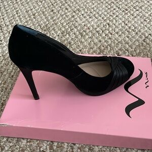 Women’s Black Velvet Pumps